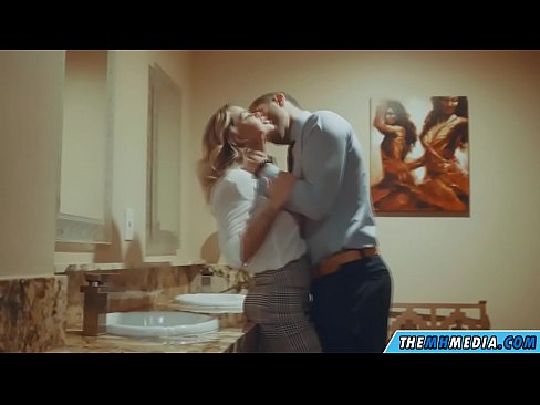 ❤️ När en bystig blondin förför dig på en offentlig toalett ❤ Anal porr at us sv.xxxshake.ru ❌️
